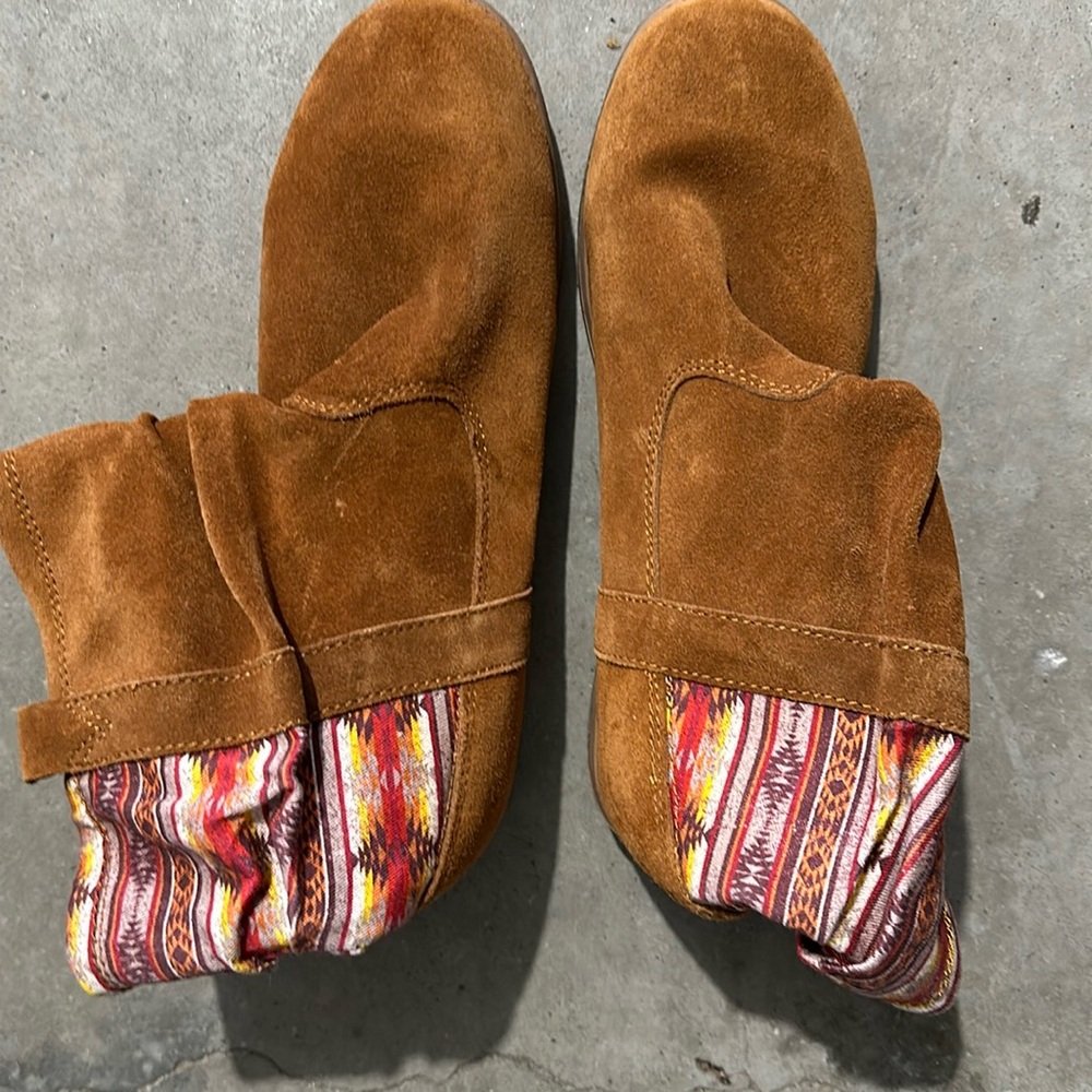 New without tags Toms Laurel suede boots